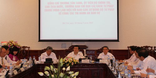Chủ tịch nước Trương Tấn Sang (giữa) chủ trì buổi làm việc