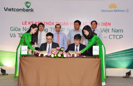 Ông Phạm Quang Dũng - Tổng giám đốc Vietcombank (hàng đầu, bên trái) và ông Phạm Ngọc Minh - Tổng giám đốc Vietnam Airlines, đại diện 2 bên ký kết thỏa thuận hợp tác toàn diện