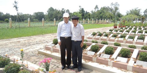 Bác Xuất (bên phải) tại Nghĩa trang Đồng Tháp Mười