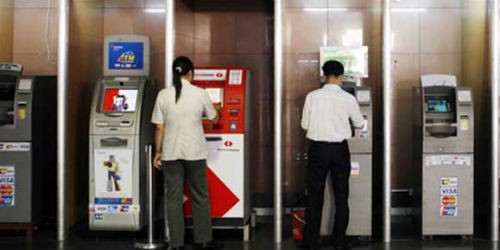 Hầu như Ngân hàng nào cũng có máy ATM nhưng khách hàng không có nhiều sự lựa chọn (Ảnh minh họa).