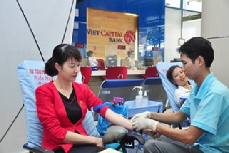 CBNV Viet Capital Bank tham gia hiến máu tại chương trình 