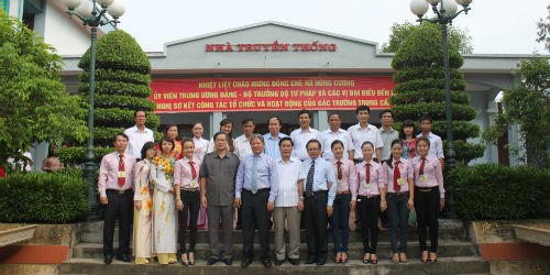 Bộ trưởng Hà Hùng Cường và Phó Chủ tịch UBND tỉnh Thái Nguyên chụp ảnh lưu niệm cùng đại diện lãnh đạo, giảng viên các trường trung cấp luật