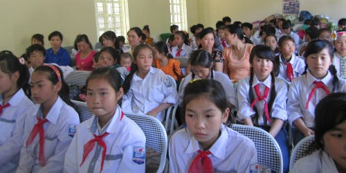 Học trò Trường THCS Quy Hướng bên sông Đà