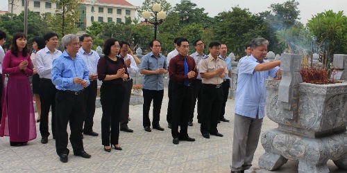 Dâng hương tại Đền thờ Hồ Chủ tịch tại thành phố Tuyên Quang