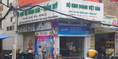Bảng hiệu của cơ sở kinh doanh tại số 52C Nguyễn Bỉnh Khiêm sau khi thanh tra
