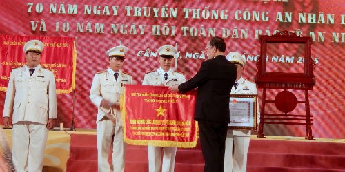 Ông Lê Hùng Dũng trao danh hiệu Anh hùng LLVT nhân dân của Chủ tịch nước Công an Cần Thơ