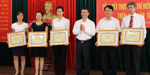 Phó Chủ tịch UBND tỉnh Vĩnh Phúc Vũ Chí Giang trao tặng Bằng khen cho cho các tập thể có thành tích xuất sắc trong trong triển khai thí điểm Thừa phát lại