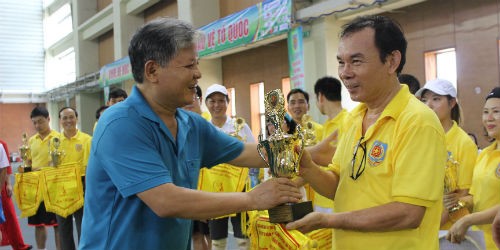 Bộ trưởng Hà Hùng Cường tặng cúp lưu niệm cho Bộ trưởng, Chủ nhiệm VPCP Nguyễn Văn Nên