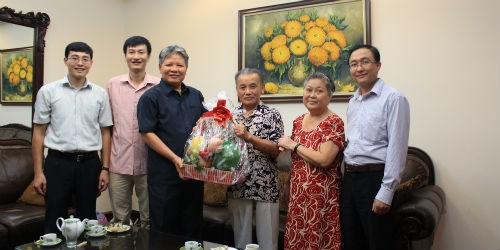 Bộ trưởng Hà Hùng Cường thăm và chúc sức khỏe gia đình nguyên Bộ trưởng Tư pháp Nguyễn Đình Lộc