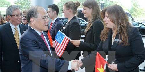 Cán bộ nhân viên Đại sứ quán Việt Nam tại Hoa Kỳ cùng với bà con kiều bào, các du học sinh và những người bạn Mỹ đón Chủ tịch Quốc hội Nguyễn Sinh Hùng. (Ảnh: Nhan Sáng/TTXVN)