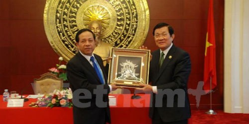 Chủ tịch nước Trương Tấn Sang tặng quà lưu niệm cho Đại sứ quán. (Ảnh: Tường Thu-Hải Yến/Vietnam+)