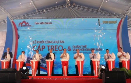 Thủ tướng Chính phủ Nguyễn Tấn Dũng và các quan khách, chủ đầu tư thực hiện nghi lễ khởi công dự án