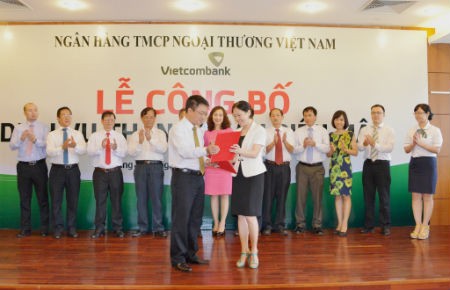 Đại diện Vietcombank chi nhánh Lạng Sơn (bên trái) và ABC Trung Quốc chi nhánh Quảng Tây trao thỏa thuận thanh toán biên mậu trước sự chứng kiến của lãnh đạo UBND tỉnh Lạng Sơn, NHNN và lãnh đạo Vietcombank