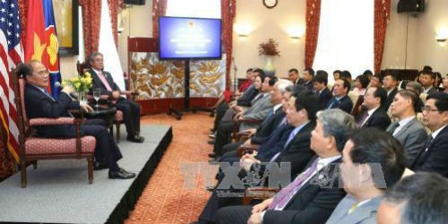 Chủ tịch Quốc hội thăm Đại sứ quán Việt Nam tại Hoa Kỳ. Ảnh: TTXVN