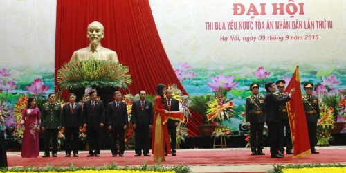 Chủ tịch nước Trương Tấn Sang gắn Huân chương Hồ Chí Minh lên Cờ truyền thống của ngành Tòa án nhân dân