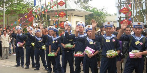 Các tân binh mới ở Đồng Nai được địa phương tặng quà và hăng hái lên đường nhập ngũ