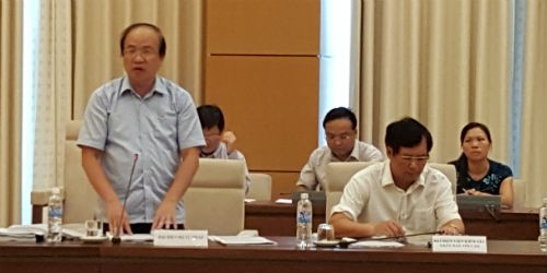 Thứ trưởng Bộ Tư pháp Phan Chí Hiếu phát biểu tại phiên họp