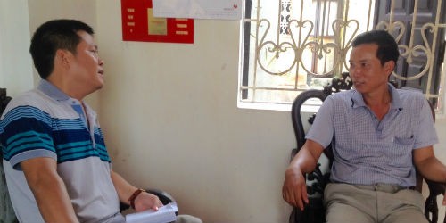 Một người dân (phải) trồng ngô giống, trao đổi với phóng viên Báo Pháp luật Việt Nam