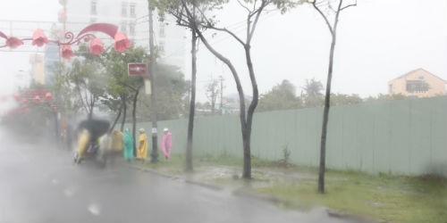Mưa to, gió lớn ở nhiều tuyến phố Đà Nẵng