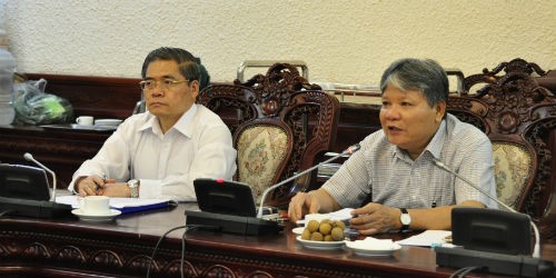 Bộ trưởng Bộ Tư pháp Hà Hùng Cường (phải) và Thứ trưởng Đinh Trung Tụng chủ trì cuộc họp