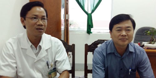 Bác sỹ Bình (trái) và bác sĩ Tâm khẳng định, sau khi mẹ Thà nhập viện 3 ngày các bác sĩ mới tư vấn mua thuốc ngoài doanh mục BHYT