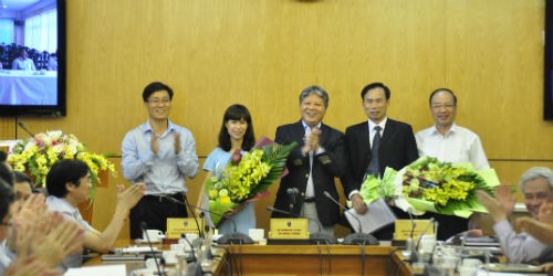 Bộ trưởng Hà Hùng Cường, hai Thứ trưởng Nguyễn Khánh Ngọc, Phan Chí Hiếu chúc mừng người trúng cử