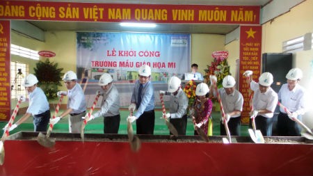 Đại diện Vietcombank cùng các ban ngành trên địa bàn huyện Long Mỹ  thực hiện nghi thức khởi công xây dựng công trình Trường mầm non Họa Mi