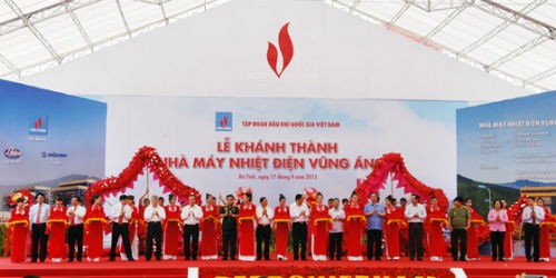Thủ tướng Nguyễn Tấn Dũng cắt băng khánh thành nhà máy