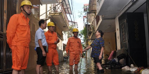 Thợ điện Hà Nội túc trực cùng người dân trong mưa