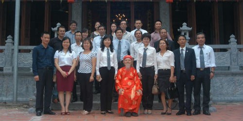 Các luật sư chụp ảnh lưu niệm cùng con cháu Luật sư Phan Văn Trường tại từ đường họ Phan ở Đông Ngạc
