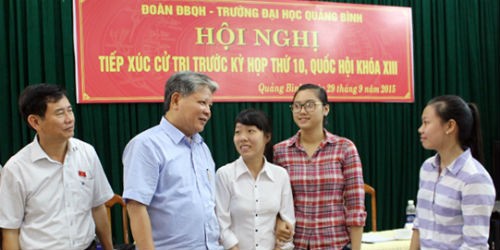 Bộ trưởng Hà Hùng Cường trao đổi với sinh viên Trường Đại học Quảng Bình tại buổi tiếp xúc cử tri
