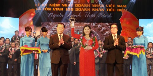 Dược sĩ Lê Thị Bình – TGĐ Công ty Dược phẩm Tâm Bình được vinh danh Top 100 doanh nhân Việt Nam tiêu biểu