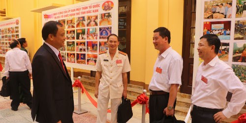 Bí thư Nguyễn Văn Du (áo đen) trao đổi với các đại biểu bên hành lang Đại hội