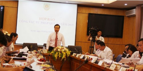 Chánh Văn phòng Bộ Tư pháp Trần Tiến Dũng phát biểu tại cuộc họp báo