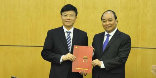 Phó Thủ tướng Nguyễn Xuân Phúc trao quyết định cho Thứ trưởng Lê Thành Long