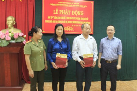 Tân Hiệp Phát thăm hỏi các chiến sỹ bị thương khi tham gia chữa cháy tại Hà Nội