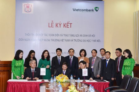 Lễ ký kết thỏa thuận hợp tác toàn diện giữa Vietcombank Hoàn Kiếm và Trường ĐHYHN