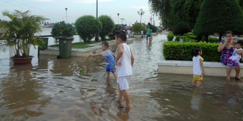 Cảnh ngập nước ở công viên bến Ninh Kiều