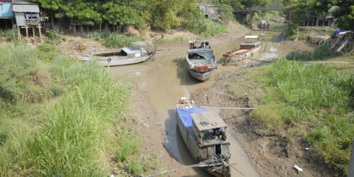 Một con kênh cạn khô nước ở huyện Tri Tôn (An Giang) mùa khô năm 2014. Ảnh: Lao động