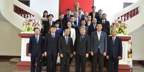 Đoàn công tác Bộ Tư pháp Lào chụp ảnh lưu niệm cùng lãnh đạo, cán bộ Bộ Tư pháp Việt Nam
