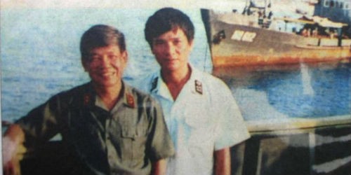 Đồng chí Lê Khả Phiêu chụp ảnh cùng Đại uý Trần Mạnh Hổ trên tàu HQ-957 tại Trường Sa tháng 5/1995. (Ảnh chụp lại)