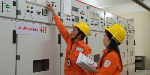 Công nhân điện lực Hà Nội kiểm tra tại các trạm biến áp 110KV