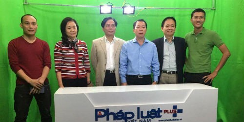 Ban Biên tập Báo Pháp Luật Việt Nam và ê-kíp phụ trách PhapluatPlus.vn tại trường quay