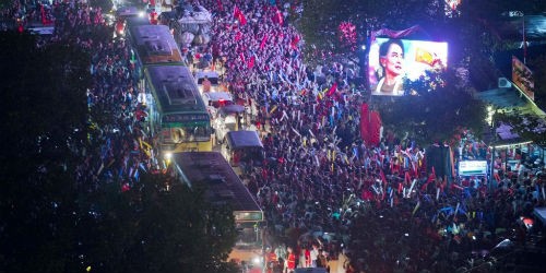 Người ủng hộ NLD đổ ra đường ăn mừng chiến thắng