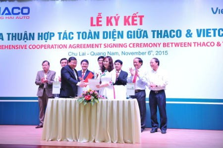 Đại diện Vietcombank, bà Nguyễn Thị Kim Oanh - Phó Tổng giám đốc (hàng đầu, bên phải) ký thỏa thuận hợp tác toàn diện với Thaco