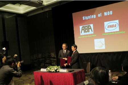 Ông Daniel Wu, Chủ tịch Ngân hàng CTBC (Đài Loan) đồng thời là Chủ tịch của ABA (bên trái) và Ông Nghiêm Xuân Thành, Chủ tịch Hội đồng quản trị Vietcombank đồng thời là Chủ tịch VNBA đã đại diện cho hai Hiệp hội thực hiện nghi lễ ký kết Biên bản ghi nhớ