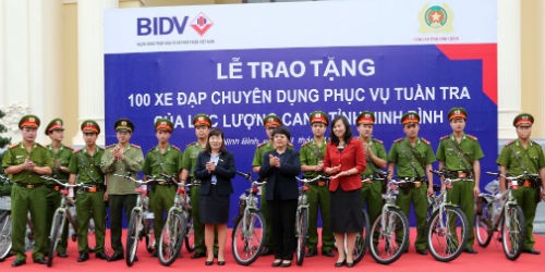 Bà Nguyễn Thị Kim Thanh, Ủy viên HĐQT BIDV trao xe đạp chuyên dụng cho Công an tỉnh Ninh Bình
