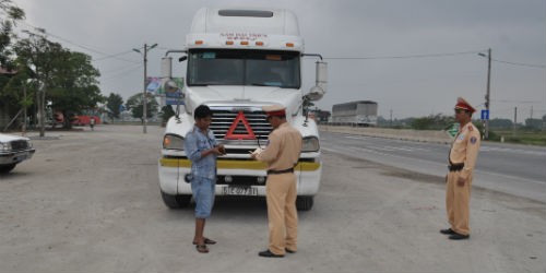 Cảnh sát giao thông Thanh Hóa đang kiểm tra trọng tải xe