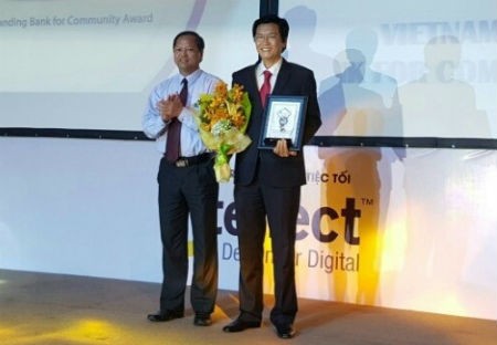 Đại diện Agribank nhận giải thưởng Ngân hàng vì cộng đồng năm 2015