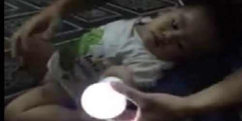 Bé trai ở Thanh Hóa làm bóng đèn phát sáng
